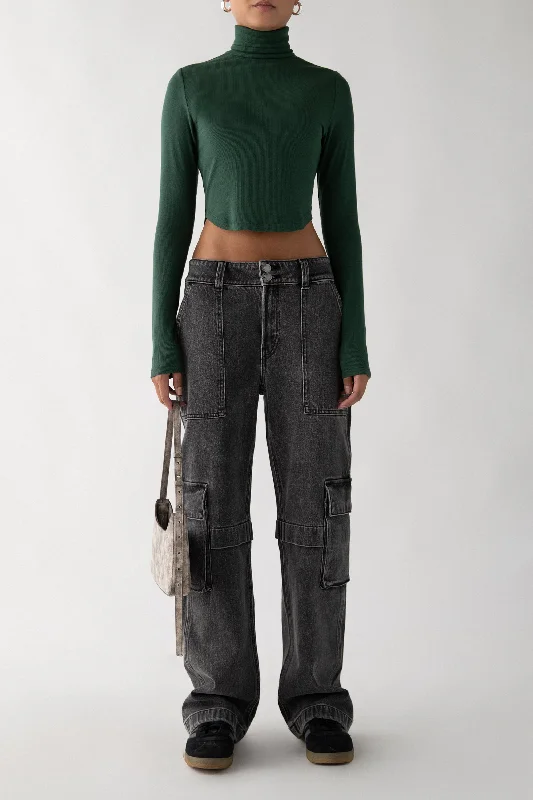 Women's Cropped Cargo Pants in Khaki with Multiple Pockets for a Practical and Fashionable StyleBLACK WASH CARGO JEAN Women's Cropped Cargo Pants in Khaki with Multiple Pockets for a Practical and Fashionable StyleBLACK WASH CARGO JEAN