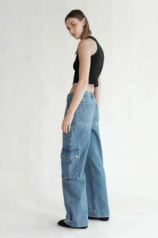Women's Cropped Cargo Pants in Khaki with Multiple Pockets for a Practical and Fashionable StyleOAK 02 RELAXED MID-RISE CARGO JEAN Women's Cropped Cargo Pants in Khaki with Multiple Pockets for a Practical and Fashionable StyleOAK 02 RELAXED MID-RISE CARGO JEAN