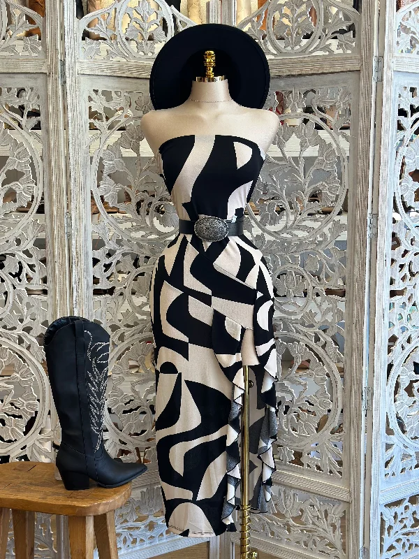 Strapless Women Dress with a Built - in Bra for Comfort and SupportPatterned Strapless Ruffled Dress- Stretchy, Estira Strapless Women Dress with a Built - in Bra for Comfort and SupportPatterned Strapless Ruffled Dress- Stretchy, Estira