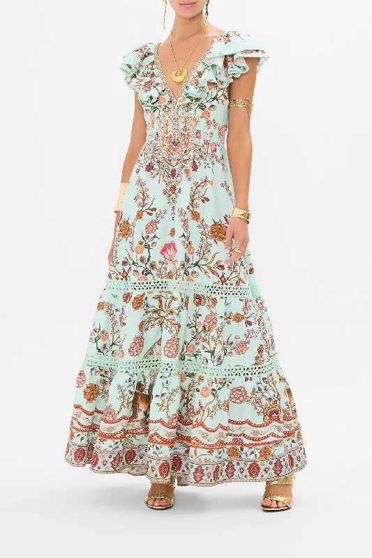 Maxi dresses with a paisley print for a classic and elegant styleTIERED DRESS WITH NECK FRILL WEAVING WORLDS Maxi dresses with a paisley print for a classic and elegant styleTIERED DRESS WITH NECK FRILL WEAVING WORLDS