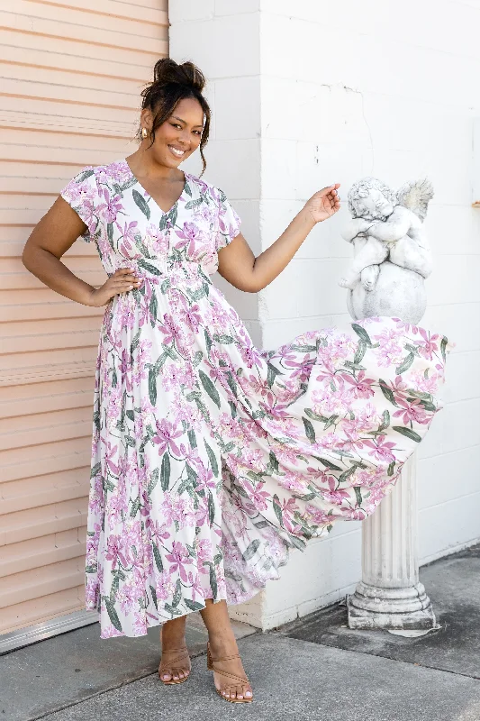 Linen maxi dresses for a breathable and lightweight summer optionEllie Floral Maxi Dress in White Linen maxi dresses for a breathable and lightweight summer optionEllie Floral Maxi Dress in White