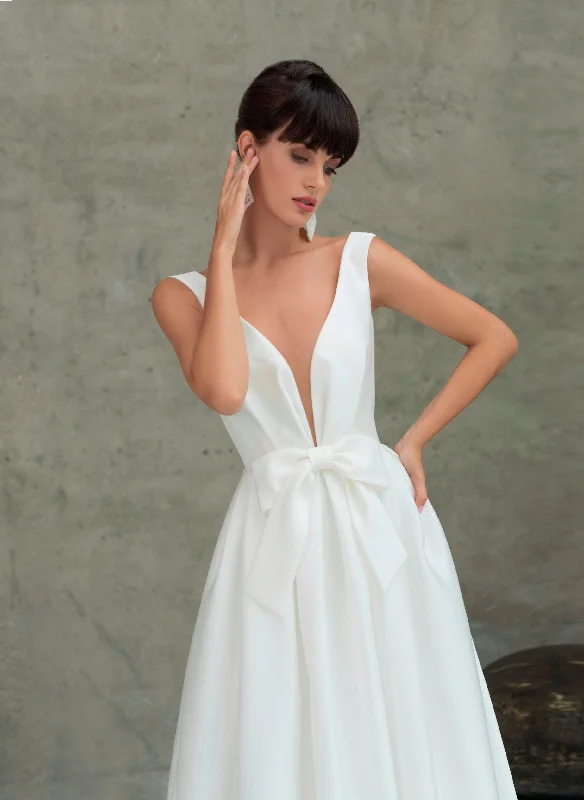 Metallic wedding guest dresses for a glamorous weddingMinimalist V-Neck A-Line Wedding Dress Metallic wedding guest dresses for a glamorous weddingMinimalist V-Neck A-Line Wedding Dress