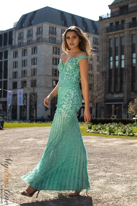 Prom dresses with side - slit pockets and solid - color fabrics for a practical and stylish formal lookChic and Holland AN1488 Prom dresses with side - slit pockets and solid - color fabrics for a practical and stylish formal lookChic and Holland AN1488